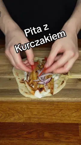 Pita z kurczakiem i tzatzikami 🥙 Składniki na kurczaka: 1 duża pierś z kurczaka 1 czubata łyżka jogurtu greckiego 1 łyżka oliwy przyprawy: 1 łyżeczka słodkiej papryki, czosnku granulowanego, soli, oregano po 1/2 łyżeczki: kmin rzymski, tymianek, gałka muszkatołowa, suszona cebula - Kurczaka pokrój w cienkie plastry. Dodaj jogurt, oliwę i wszystkie przyprawy, dokładnie wymieszaj. - Odstaw do lodówki na minimum 1 godzinę, a najlepiej na całą noc. - Piecz w piekarniku nagrzanym do 190°C przez 20–25 minut. - Gotowego kurczaka pokrój w cienkie paski. Sos tzatziki: 1 świeży ogórek 200 g jogurtu greckiego 2 ząbki czosnku 1 płaska łyżeczka soli 1 łyżka oliwy - Ogórka umyj i zetrzyj na grubych oczkach. - Dodaj jogurt, oliwę, sól i przeciśnięty przez praskę czosnek. - Całość wymieszaj i odstaw do lodówki. Dodatki: - czerwona cebula (pokrojona w piórka) - świeży pomidor (w plasterkach) - Frytki - chlebki pita  Składanie: - Ciepłą pitę posmaruj tzatzikami, dodaj kurczaka, frytki, cebulę i pomidora. - Zwiń w rożek, owiń folią i gotowe! #przepis #jedzenie #gotowanie #dc #Recipe 