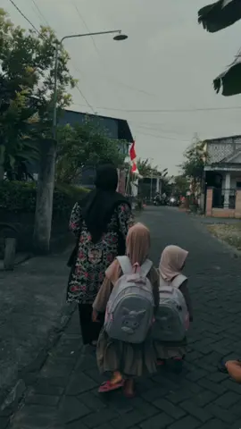 Teruntuk Ibu✿♡ Ibu, adik sebagai anak tidak terlalu tahu bagaimana isi hati Ibu dan hiruk pikuk di dalam pikiran Ibu. sedangkan Ibu sendiri senantiasa ingin mendengarkan cerita keluh kesah dari adik. Terima kasih atas segala perhatian, cinta, dan kasih sayang yang Ibu berikan buat adik dan juga orang-orang di sekitar Ibu, semoga Ibu selalu sehat, bahagia, dan dalam perlindungan Allah SWT. adik sayang sekali dengan Ibu🤍 #Ibu #kasihsayangsepanjangmasa #cintaibu #segalanya  #CapCut 