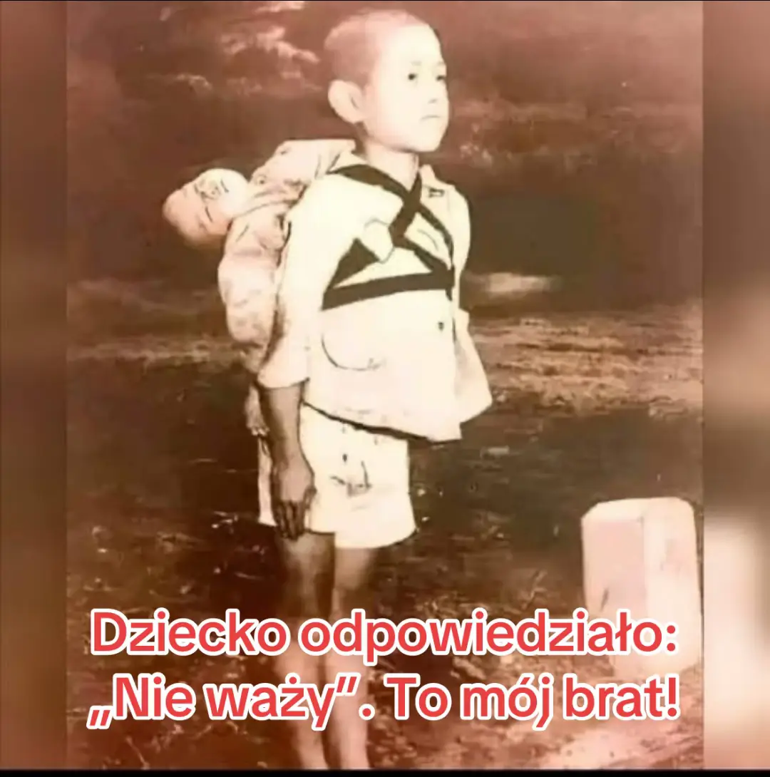 W Japonii, podczas wojny. Ten chłopiec niósł ciało swojego brata na plecach. Chciałem go pochować, gdy nadarzy się okazja. Żołnierz zauważył to i poprosił, żeby go ściągnął, żeby mógł lepiej biegać. Dziecko odpowiedziało: „Nie waży”. To mój brat! Słuchając tego żołnierz popłakał się... Od tego czasu obraz ten stał się symbolem jedności w Japonii. Niech to zainspiruje nasze codzienne życie. „Nie waży” To mój brat. To moja siostra. Jeśli spadnie, podnieś go. Jeśli jest zmęczony, weź go na ręce. Jeśli popełnia błędy, przebacz mu i spróbuj pogodzić się z jego błędami... Więc jeśli świat wydaje się odwracać od niego plecami, weź go na ręce i nieść, bo nie jest ciężki. To twój brat. Ona jest twoją siostrą... #Jesus #chrześcijaństwo #christianity #foryoupage❤️❤️ #fyp 