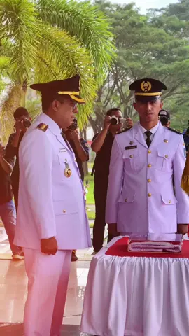 Upacara peringatan detik-detik Proklamasi Kemerdekaan Republik Indonesia ke-80 dilaksanakan oleh Pemerintah Kabupaten Maluku Tengah di Lapangan Nusantara Kota Masohi, Minggu 17 Agustus 2025 tepat pukul 09.45 WIT. Bertindak sebagai Inspektur upacara Bupati Maluku Tengah Zulkarnain Awat Amir , SP.,M.AP dan  Pembaca teks proklamasi oleh Ketua DPRD Maluku Tengah Bapak Herry Ch. Haurissa. Hadir dalam upacara tersebut Kapolres Maluku Tengah, Dandim 1502/Masohi, Kepala Kejaksaan Negeri Maluku Tengah, Ketua Pengadilan Negeri Masohi, Ketua Pengadilan Agama Masohi, Komandan Brimob Batalyon B Pelopor,  Komandan Brigif 27 Nusa Ina, Komandan Yonif 731 Kabaressy, Anggota DPRD Kabupaten Maluku Tengah, Kepala Kementerian Agama Malteng, Pimpinan OPD Lingkup Pemda, Pimpinan BUMN/BUMD, Ketua MUI, Ketua Klasis GPM Masohi, Para Ketua Latupati Malteng, Ketua Forum Pembauran Kebangsaan Malteng, Pimpinan Organisasi Profesi, Pimpinan Ormas, Pimpinan OKP, dan Kepala Kelurahan Se-Kecamatan Kota Masohi dan tamu undangan lainnya.  Petugas Upacara yakni Komandan Upacara adalah Lettu Inf Edison F. Wenmay, dari Yonif 731 Kabaresi. Pasukan Pengibar Bendera Pusaka (Paskibraka) antara lain:  1. Pembawa Peti Bendera : Aisyah Albaar asal Sekolah  SMA Negeri 1 Maluku Tengah 2. Pembawa Baki Bendera : Novelia Teniwut asal Sekolah SMA Negeri 15 Maluku Tengah 3. Danton 17 : Roland Daniel Hallatu asal Sekolah SMA Negeri 23  Maluku Tengah 4. Pengibar Bendera : Muhamad Usba Latuconsina asal Sekolah SMA N 15  Maluku Tengah, Faqi Mulays Lewenussa asal Sekolah  SMA Negeri 15 Maluku Tengah dan Glory Julio Hermanus Lailossa asal Sekolah SMA Negeri 55 Maluku Tengah. #MaltengBangkit 