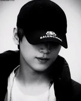 —POV(#2 )  “Dia cewek gue.” Suara itu membuat fokus mereka teralihkan. Itu Haechan.  Kamu mengernyit. 'Si Haechan itu tipe-nya gak banget, anjir! Masa suka sama cewek yang demen labrak bawa temen gini?” Kamu berpikir bahwa 'cewek' yang dimaksud oleh Haechan adalah gadis yang melabrakmu itu.  Haechan melangkah mendekat, tentu saja semua mata tertuju padanya, penasaran akan kelanjutan drama ini.  Namun, alih-alih mendekati gadis yang melabrakmu, Haechan malah mendekatimu dan merangkulmu. MERANGKULMU.  Kamu menatap Haechan yang lebih tinggi darimu dengan pandangan bingung.  “Kenapa? Baru pertama kali lihat cowok bela ceweknya?” tanya Haechan pada semua mata yang tertuju padanya dan kamu.  'Ciuman gue efeknya se-dahsyat itu, kah?' Kamu masih menatap Haechan yang juga masih merangkulmu.  “Dan, bukan hal yang aneh jika seorang cewek mencium pacarnya.” Haechan berkata seperti itu sembari menatap pada gadis yang seperti ingin menangis itu.  Kamu yang tersadar dari keterkejutanmu, langsung menatap gadis yang melabrakmu barusan. Otakmu langsung merespon keadaan, dengan gesit kamu melepas tangan Haechan yang merangkulmu, dan beralih memeluknya.  “Lihat, lihat! Lo marah tanpa tahu apapun. We're dating! Kiss? That's not a problem for us. Right Honey?” Kamu menatap Haechan yang menatapmu balik.  'Bodo amat, bodo amat! Yang penting harga diri gue selamat! Gua ladenin lu, Chan!' Tidak ada yang berbicara sepatah katapun, semua terkejut, bahkan teman-temanmu.  “Udahlah, kita pergi aja dari sini!”  Kamu menarik Haechan pergi dari kantin, untuk menghindari hal-hal berkelanjutan. Seperti, 'sejak kapan?' yang berujung pada terbongkarnya kebohongan.  Untuk melanjutkan, mereka perlu berdiskusi.  Haechan? Hanya mengekor dengan tangan yang di tarik olehmu.  Kamu berhenti di sekitar gudang yang sedikit dilewati orang-orang.  “Wah, gila! Bisa-bisanya gue diguyur jus kayak gini?! Apa kata nyokap kalau gue balik nanti?” Kamu bergumam sendiri.  Saking sibuknya bergumam, kamu tidak menyadari bahwa Haechan sudah mengunci pergerakkanmu, dengan mengapitmu menggunakan kedua tangannya.  “Ada yang sakit?” tanyanya.  “Hm?” Kamu menoleh, seperkian detik kemudian terkejut, karena wajah kalian yang begitu dekat. “Ada yang sakit?” tanyanya lagi.  Kamu berdehem, menetralisir rasa gugup. “Nggak ada.” Saat mencoba keluar dari kukungan Haechan, tiba-tiba tangannya Haechan mengusap pipimu. Kamu terkejut, tentu saja.  “Ditampar, gak?” Kamu tidak menjawab, hanya diam kebingungan.  'Nih cowok kenapa, dah? Apa gua menggeser salah satu sel kewarasannya waktu cium pipinya kemarin?' “Kenapa diam? Katanya kalau gue jadi pacar lo, lo bisa kasih kecupan?” Kamu tersentak mendengar kalimat itu. Kamu pikir kalimat itu hanya gertakan, namun tatapan mata Haechan tidak mengartikan sebuah gertakan ataupun candaan.  Tapi, bukannya takut kamu malah menantang. “Lo ketagihan dicium sama gue, makanya nolongin gue?” “Iya.” Kamu berdehem. “Kalau gitu gue harus tanggung jawab.”  'Siapa tahu kalau gue cium di tempat yang sama, dia balik normal lagi, kan?' “Disini” Haechan menunjuk bibirnya. Kamu melotot. Yang benar saja?! Di bibir?  'Beneran gak beres nih cowok!” #pov #yn #fyp #haechan  (yg minta lanjut pov echan kemarin)