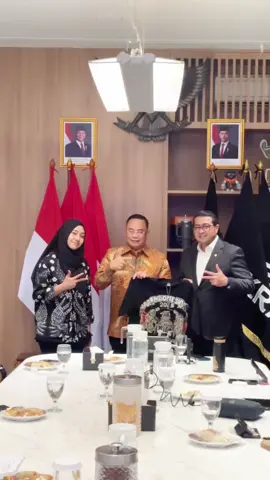 Bupati Sudewo mewadahi pelaku ekonomi kreatif Pati untuk bertemu langsung dengan Menteri Ekonomi Kreatif. Langkah nyata agar pelaku usaha lokal semakin berkembang dan mengharumkan UMKM Lokal Kabupaten Pati  #bupatipati #sudewo #pati #demo #PatiUpdate 