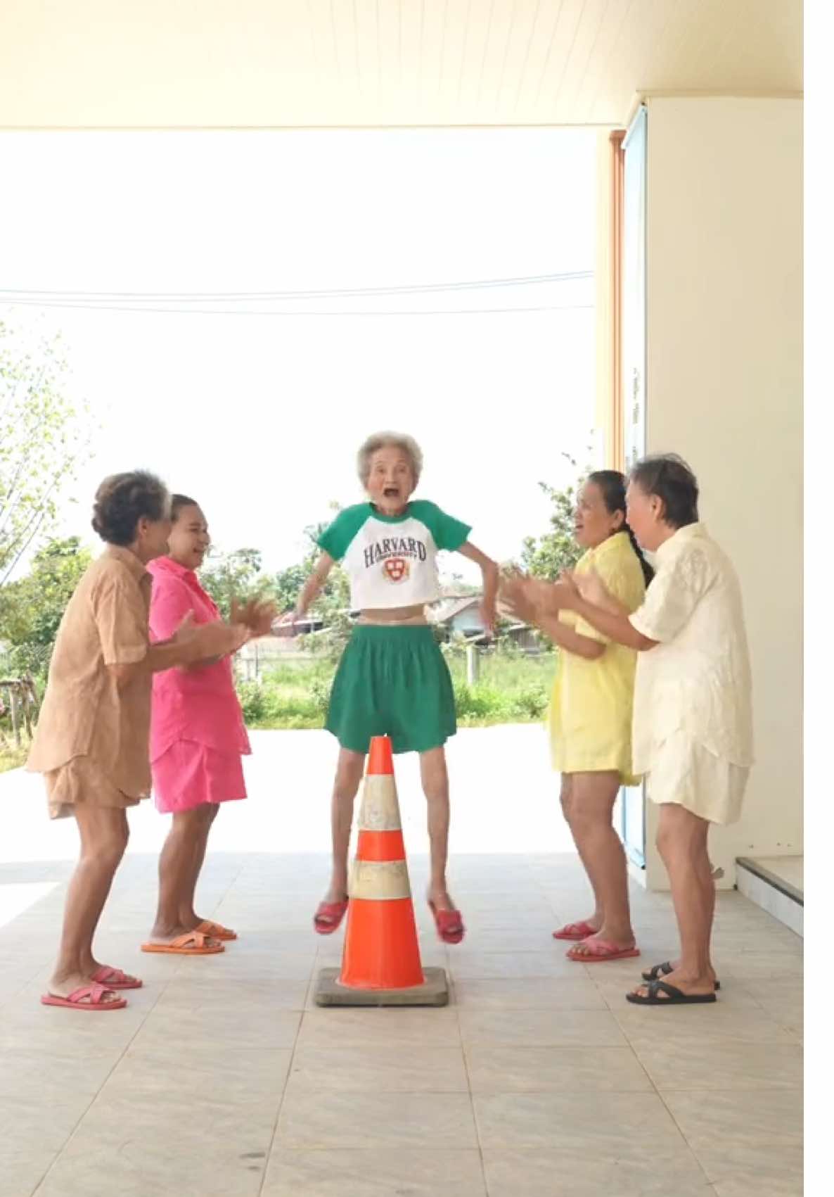 Pretty little baby… when my friend hurts, I hurt too. 💚👵 #trend #viral #foryou  
