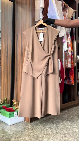 Un ensemble deux pièces qui respecte beauté et élégance à la fois pour vous sublimé chers dame #boutiqueclothing #femmes #MDJ disponible en boutique en stock très limité 
