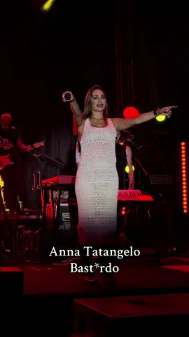 Voglio dirti quello che sento Farti morire nello stesso momento Bastardo Voglio affrontarti senza fare un lamento Voglio bruciarti con il fuoco che ho dentro Per poi vederti cenere Bastardo Far soffiare su di te il vento @Anna Tatangelo #annatatangelo #incinta #concerto #perte #viral 