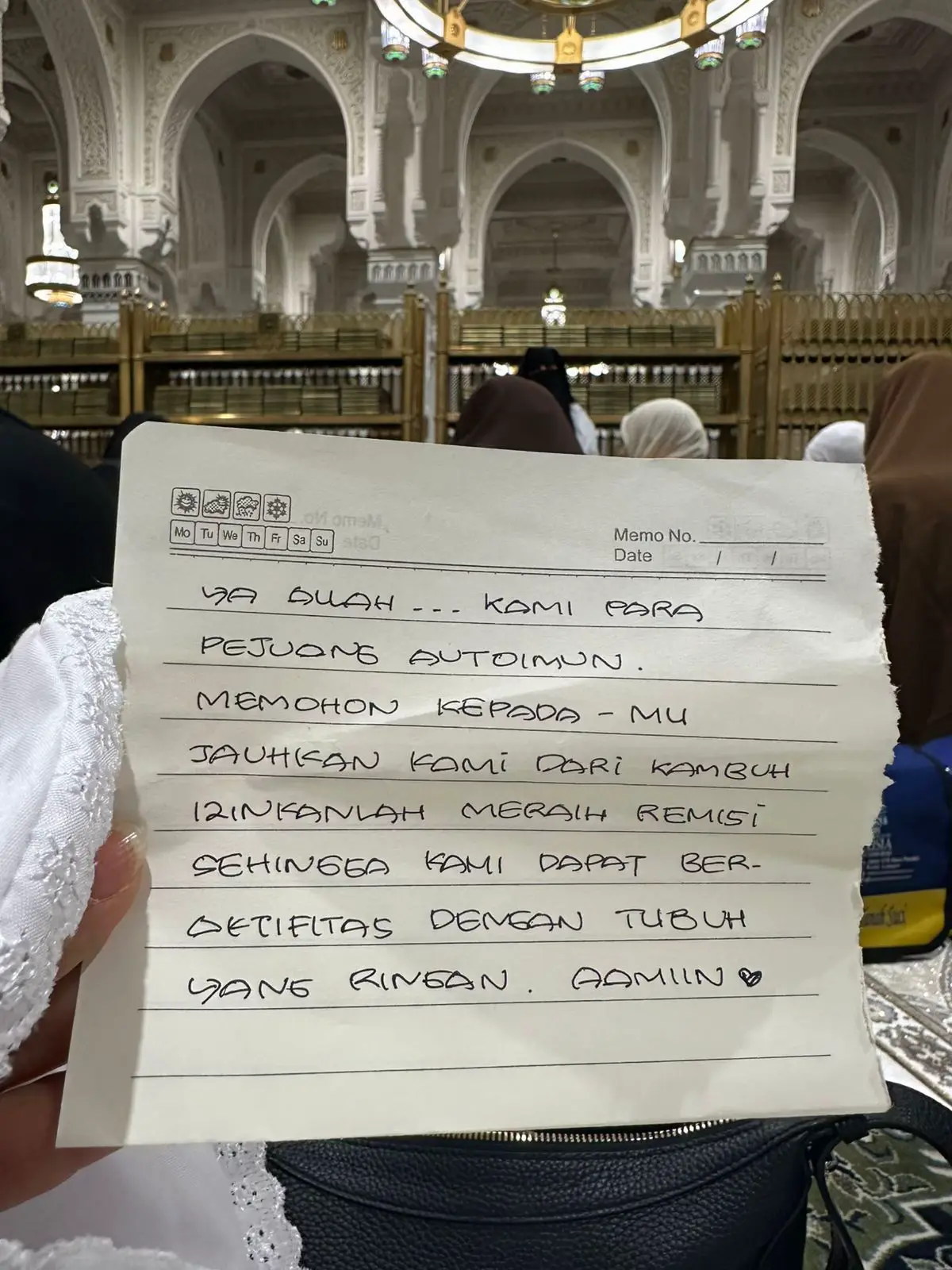 Bunda lantunkan setiap doa. Bersimpuh di kepada-Nya.  Ya Allah, hati ini penuh dengan harapan. Terimalah ibadah kami, kabulkan doa-doa kami, permudahkanlah segala urusan, kami memohon ampunan dan rahmat-Mu serta izinkan kami menjadi hamba-Mu yang lebih baik.  Aamiin ya rabbal alamin.  17 Agustus 2025 🦋 #tantidamayanti #bundaautoimun #metamorfosa #berdoa #harapan 