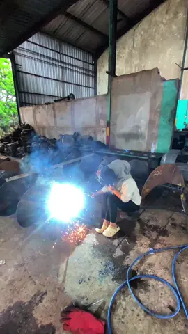 Belajar ngelas biar bisa nutup mulut yg berisik #CapCut #fypシ゚ #ketapangkalimantanbarat #pabriksawitkalimantan #pabriksawit #maintenance #welder #sawit 