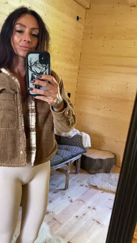 ✨ Sztruksowa brązowa kurtka ✨ Stylowa i ponadczasowa kurtka wykonana z miękkiego sztruksu w ciepłym, brązowym odcieniu. Idealna na chłodniejsze dni – świetnie sprawdzi się zarówno w codziennych stylizacjach, jak i w bardziej eleganckim wydaniu. Klasyczny krój, praktyczne kieszenie i solidne wykonanie sprawiają, że to model, który nigdy nie wychodzi z mody. 🤎 Must-have dla miłośniczek jesiennych stylizacji i naturalnych tkanin.  Xs/s Zara z metki na 152 cm 