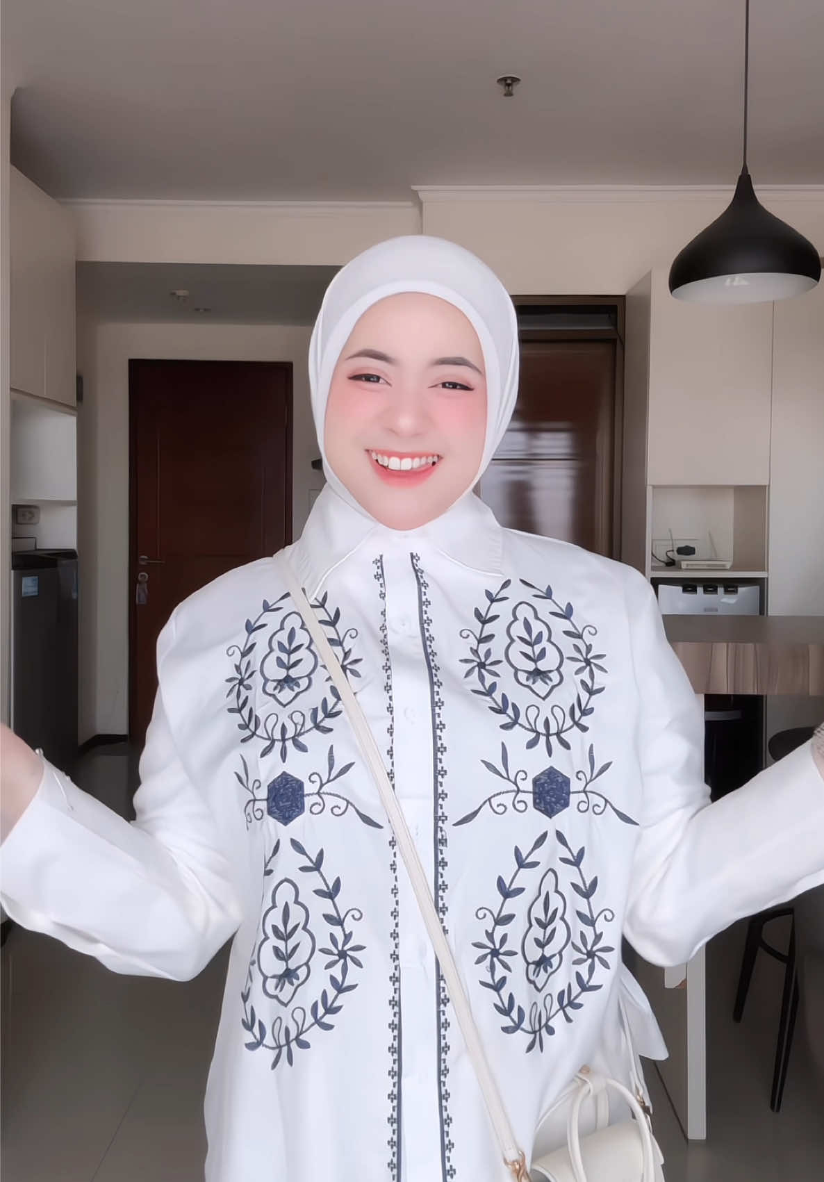 terasa cakep aja pake kemeja bordiran begini🫧🤍 #kemejawanita #atasankemeja #kemejabordir #ootdhijab #ootdhijabstyle 