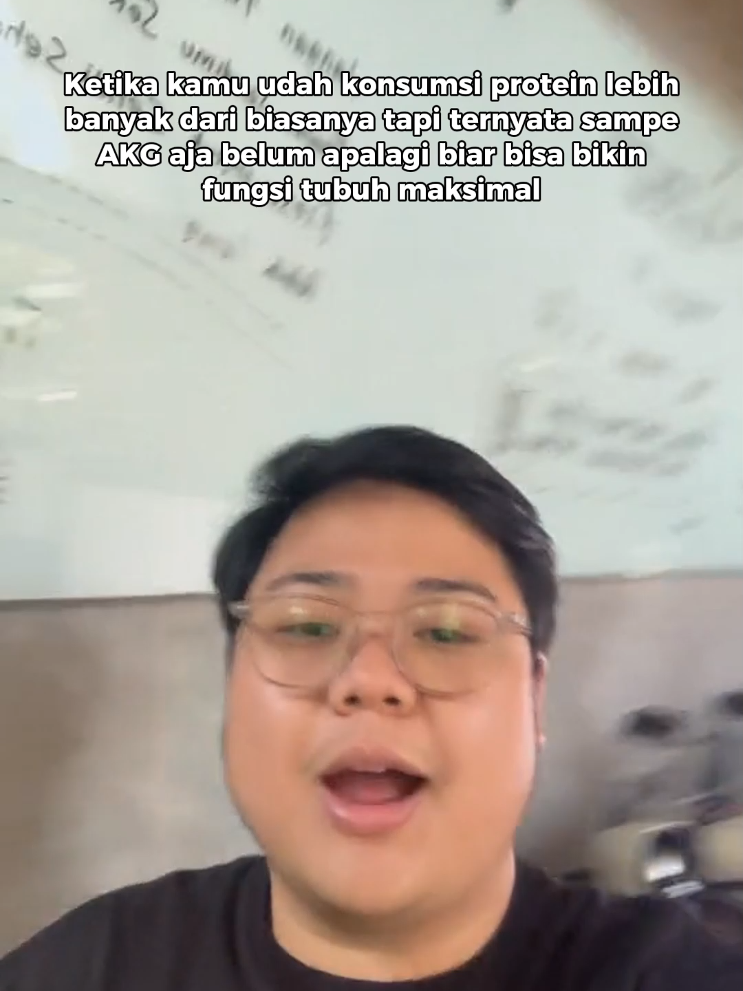 Konsumsi protein sesuai AKG ≠ jaga kualitas hidup Tubuh kita butuh proteinlebih dari sekadar “cukup” karena 🐟 Untuk jaga massa otot biar nggak cepat hilang seiring usia 🐟 Untuk daya tahan tubuh tetap prima 🐟 Untuk pemulihan lebih cepat setelah sakit atau aktivitas berat 🐟 Untuk cegah risiko sarcopenia (kurang otot) sejak dini Jadi, jangan puas cuma sampai angka AKG. Pastikan asupan proteinmu benar-benar optimal sesuai kebutuhan tubuhmu sekarang💪 #berikanprotein #gizimasyarakat #healthylifestyle #sarcopenia #proteinhewani