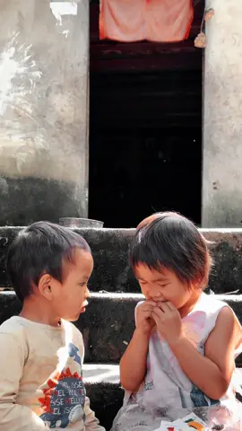 Cuộc sống chưa bao giờ hết khó khăn nhưng các em bé vùng cao luôn biết san sẽ cho nhau. #xeomban #HaGiang #aifoto 