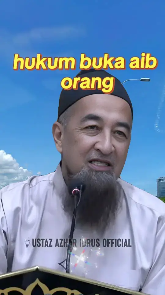 membuka aib orang lain adalah perbuatan yang berdosa dalam Islam. Allah SWT melarang perbuatan mengintip atau mencari-cari kesalahan orang lain, serta mengumpat. Menyebarkan aib orang lain dianggap sebagai perbuatan yang keji dan dilarang keras dalam agama.  Penjelasan Lebih Lanjut: Larangan dalam Al-Quran: Surah Al-Hujurat ayat 12 secara jelas melarang perbuatan mengumpat dan mencari-cari kesalahan orang lain. Ayat ini juga menyerupakan perbuatan mengumpat dengan memakan daging saudara yang sudah mati, menunjukkan betapa buruknya perbuatan tersebut.  Larangan dalam Hadis: Terdapat banyak hadis yang melarang perbuatan membuka aib orang lain, bahkan terdapat ancaman siksa bagi mereka yang suka menyebarkan keburukan orang lain.  Dosa Besar: Membuka aib orang lain termasuk dalam dosa besar, terutama jika dilakukan dengan sengaja dan tanpa keperluan yang syar'i.  Perkara yang Dimaafkan: Jika seseorang membuka aib orang lain, ia hanya akan dimaafkan jika orang yang diaibkan memaafkannya.  Kecuali Ada Keperluan: Terdapat beberapa pengecualian dimana membuka aib dibolehkan, seperti untuk mengadu kezaliman, mencari pertolongan untuk mengubah kemungkaran, atau meminta fatwa.  Kesimpulan: Membuka aib orang lain adalah perbuatan yang berdosa dan dilarang dalam Islam. Kecuali ada keperluan syar'i, sebaiknya kita menjaga lisan dan menjaga aib orang lain, serta fokus memperbaiki diri sendiri.  #harambukaaib #foryou #agama #fyp #viral 