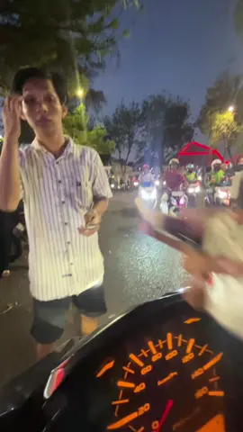 ini bukan tentang NOMINAL . Tapi tentang palang yang di bangun pake Uang APBD Surabaya di Indahkan atau tidak . Jukir tidak pakai Rompi , Karcis tidak sesuai . Ga berniat Cari masalah, ga Berniat rame, dan Coba bayangkan jika spt ini berapa Uang yang Masuk ke Kantong Pribadi dan Setoran ke @Dishub Surabaya  ? Silahkan kalian kalkulasi Sendiri 🙏🏻 | #parkirsurabaya #parkirliar #jukirliar #parkirliarsurabaya 