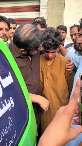 یہ معصوم بچہ جسے آپ دیکھ رہے ہیں، اس کے خاندان کے 27 افراد شہید ہو گئے ہیں۔ اب یہ بچہ اور اس کا والد ہی باقی بچے ہیں۔ آپ سوچیں، ان کی زندگی آگے کیسے گزرے گی؟ کس درد اور کس تنہائی کے ساتھ یہ وقت کاٹیں گے؟ یہ لوگ آج ہماری دعاؤں اور مدد کے سب سے زیادہ محتاج ہیں۔