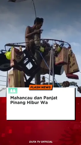 Banjarmasin, DUTA TV — Kelompok remaja ini harus terjatuh berulang kali saat mencoba menaiki batang pohon pinang yang sengaja dilumuri gemuk atau grease oleh panitia penyelenggara lomba 17-an di Komplek Antasari Bintang Residance, Banjarmasin Timur, Minggu siang (17/08/2025). Batang pohon pinang yang licin juga membuat tiga kelompok pemanjat lainnya harus menyerah di putaran pertama dalam perjuangan mendapatkan hadiah menarik yang terpasang di pangkal pohon. Perjuangan dan kekompakan peserta yang jatuh bangun ini pun memicu gelak tawa ratusan warga yang antusias menyaksikan jalannya lomba. Ikuti berita kami selengkapnya hanya di Duta TV & dutatv.com #dutatv #dutatvofficial #dutatvmengabarkan #lomba  #17agustus  #mh
