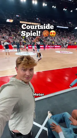 Courtside Experience! 🏀😍 [Anzeige] Ich war zusammen mit @Domino's Deutschland beim Basketball Supercup in München! 🍕🫶🏼 Wir saßen direkt am Spielfeldrand und haben Spieler wie Nikolai Jokic, Franz Wagner und andere NBA Stars live gesehen! 😳 In der Halbzeit wurde die leckere New York Style Salami Pizza an mein Platz geliefert, was das Sporterlebnis nochmal besser gemacht hat! Ein Tag, den ich so schnell nicht vergessen werde! ☺️  Habt ihr schon einmal Courtside gesessen? 🏀 #basketball #dbb #münchen #sapgarden #dominos #NBA #jokic #franzwagner 