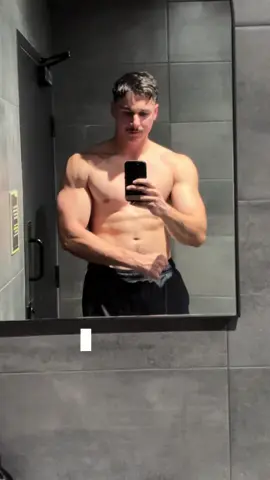Day of eats deep in the bulk, eating 5000 calories a day. Up nearly 13kg so far and still pushing. To keep my digestion happy I’m keeping it mostly whole foods, adequate fibre, and loading up on fast-acting carbs around training to push for strength and keep my performance high.  @maxsprotein always supplying the cleanest & highest quality supps, helping me push through my workouts and recovery properly 🔥 If you’re looking to take your own training and nutrition to the next level, this is exactly what I do for my online coaching clients with custom training nutrition guidance, and accountability every week.  DM me ‘READY’ if you’re wanting to make a change🔥 #Onlinecoach #highprotein #bulking #maxsprotein