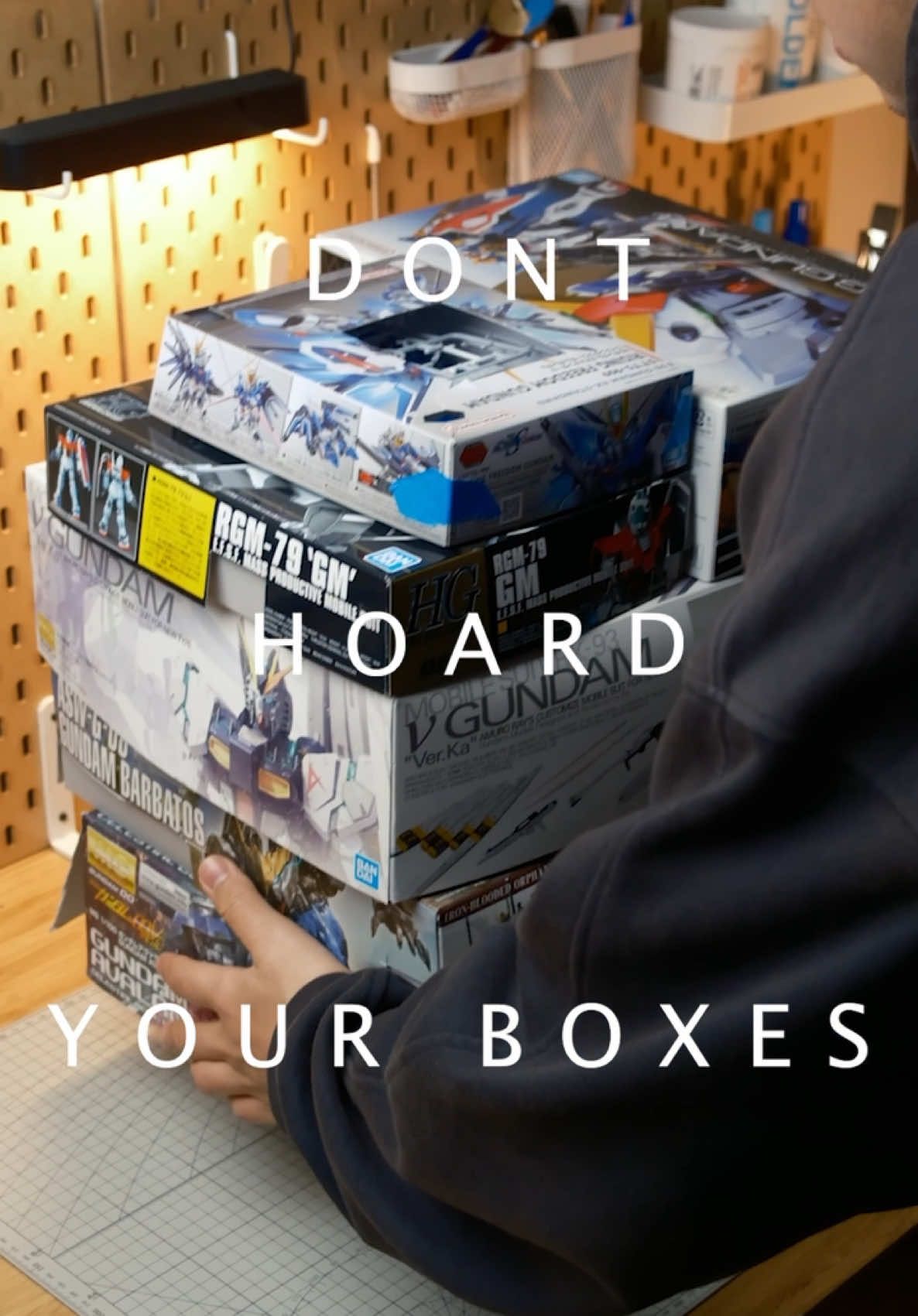 Don’t hoard your Gunpla boxes 😵‍💫 An easy way to display your used boxes while reducing clutter. We all know the backlog already takes up enough space as it is 👀 Let me know if you’ve already don’t this or if you will give it a go🫡 #gunpla #desksetup #gundam #gundamcommunity 