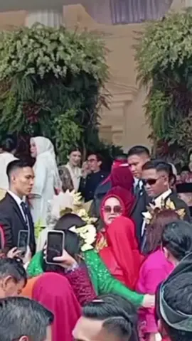 mas  itu mertua saya jangan dilarang 
