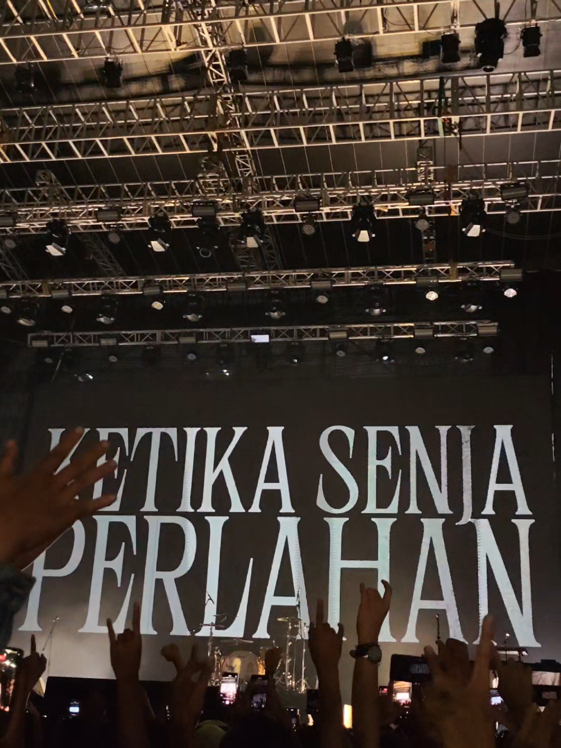 jika ada yang lebih indah dari The Opening ketika senja SID, Mungkin itu adalah senyummu🖤🌹 Beer🍻gahayu SID 1995-SELAMANYA DISTORSI 3 DEKADE @bobbykool777 #supermanisdead  #distorsitigadekade 