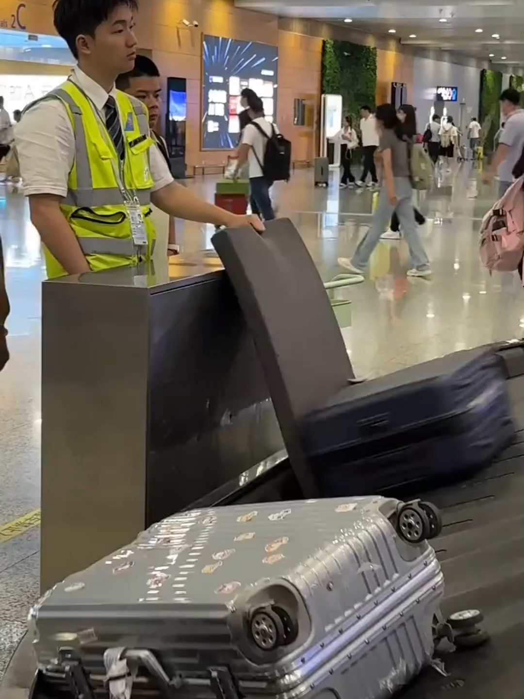 The happiest and easiest job at the airport: laying down mats for boxes that fall from the luggage conveyor belt.#airport#job#relaxing#funny#luggage#conveyorbelt#fyp#foryoupage#viralvideos#viral