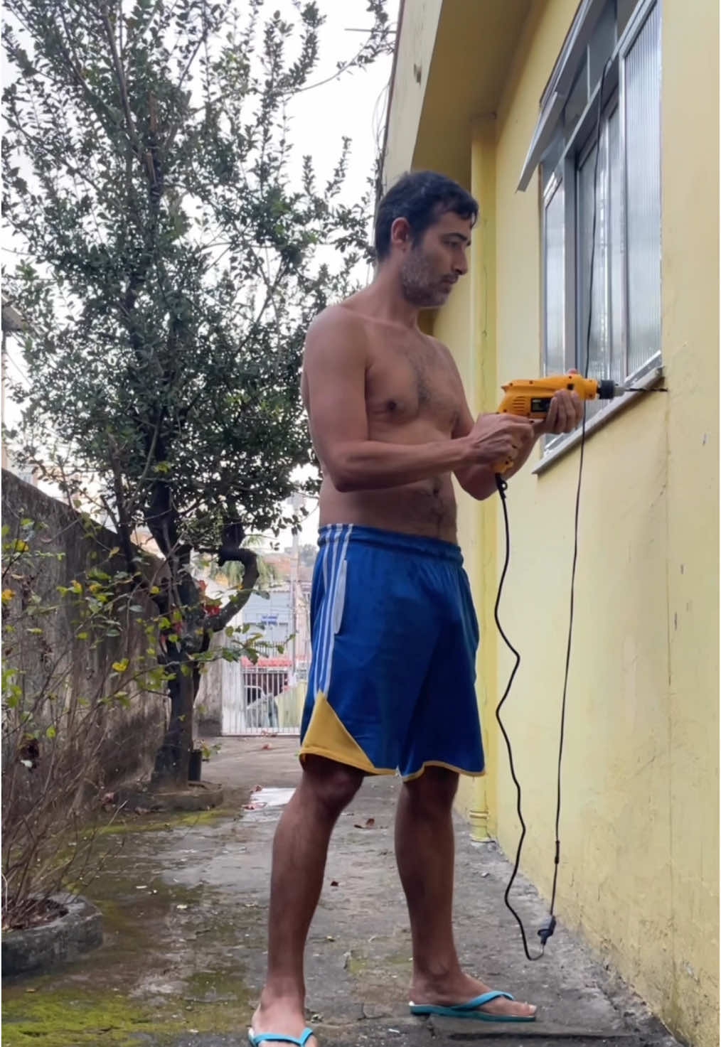 Finalmente resolvi colocar rede de proteção nas janelas da casa. Olhei um tutorial na internet e pareceu bem fácil 😩
