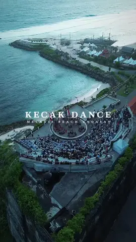 Tari Kecak di Bali ini merupakan salah satu tarian tradisional paling ikonik yang menggambarkan kisah Ramayana. Pertunjukan ini unik karena iringan musiknya bukan berasal dari gamelan, melainkan dari suara puluhan pria yang bersahutan meneriakkan 