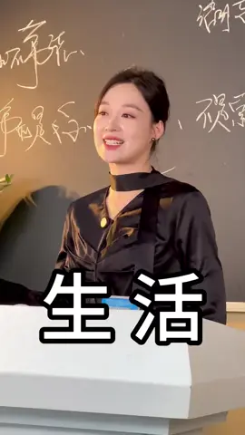 男人很累，知道抽烟不对，只是精神憔悴