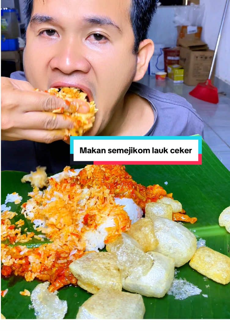 Makan semejikom lauk ceker tanpa tulang