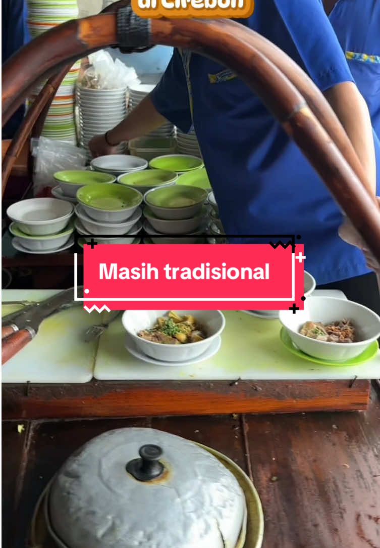sudah ada yg cobain soto legend yang satu ini? Yukk dicomment ya . . . #kulinercirebon #empalgentong #fyp #cirebon #hajiapudcirebon 
