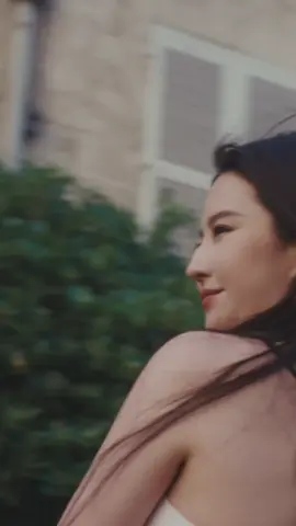 路易威登品牌代言人劉亦菲 漫步法國古城亞維儂 #帶著LV去旅行 House Ambassador Liu Yifei, strolling through the ancient French city of Avignon -  Traveling with LV (Louis Vuitton) #劉亦菲 #刘亦菲 #LiuYifei  #louisvuitton