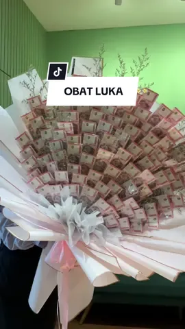 Perbedaan obat luka pas kecil dan dewasa😊 Ketika kecil dikasih plester luka permen sembuh✨ kalau dewasa sekarang obatnya uang💵💵 obat dari semua sakit yaa😅 #floristbekasi #floristharapanindah #floristjakartatimur #tokobungabekasi #tokobungajakarta      
