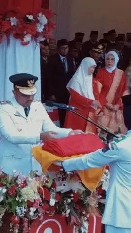 Di balik tugasnya sebagai Wagub, aku tahu hatinya selalu untuk Merah Putih. Haru saat melihatnya mencium bendera kebanggaan bangsa.🥹🤍@Vasko Ruseimy @Vasko Ruseimy  