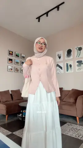 pink outfit for today!💗💭 #outfit #blazeroutfit #outfitideas #atasanwanita #blouse #blazer #capsulewardrobe #cleanlook #outfitkuliah #OOTD 