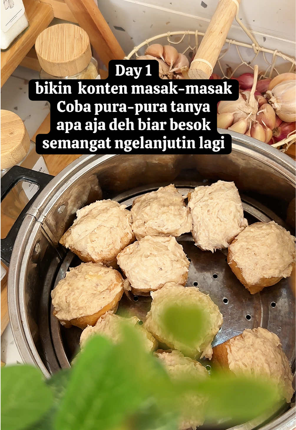 Bikin tahu baso buat camilan pas hujan. Sengaja gendut banget ngisinya biar puas makannya, soalnya kalo beli isinya cuma seuprit 🤏🏻 Komen dibawah ya, pura-pura nanya apa gitu. Biar besok aku semangat ngonten lagi hehe . . . #fyp #fypage #fyppppppppppppppppppppppp #masakanku #tahubakso #irtlife #day1 