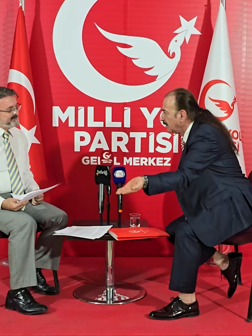 AK Parti iktidara geldiğinde çeyrek altın 20 liraydı, şimdi bir simit 20 lira! Almanya’nın, İtalya’nın, İngiltere’nin çöplerini satın alıp işliyoruz. Getirisinden çok götürüsü var: Batı’nın çöpünü biz alıyoruz, faturası yine millete çıkıyor.” — Milli Yol Partisi Genel Başkan Yardımcısı Mevlüt Yakışıklı