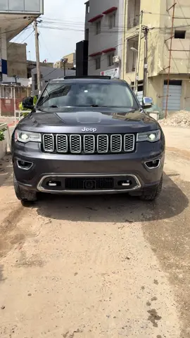 Marque : *JEEP OVERLAND* Modèle :  *GRAND CHEROKEE* Année :   *2017-18* Carburant: ESSENCE  Boite vitesse : Automatique  6 CYLINDRES  3.0 Version 4X4 Details : ,  , full option , Large écran , camera de recule , radars , 6 place key let’s Entry , Intérieur Cuire , lamp Led toi Ouvrant climatisation bizone, fauteuil très confortable , mode Eco - Sport , rétroviseur électrique clignotant et caméra embarqué , boite vitesse BVA commande et appel au volant,  Impeccable parfait état intérieur comme extérieur ,très bien entretenu , excellent moteur et rien à signaler Dejas Dédouaner  Prix: *13.500.000*