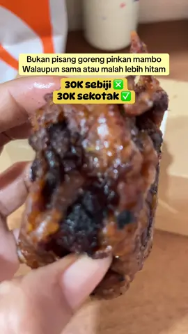 Ini menu barunya pinkan mambo, yang sama sama kena hujat karena presentasinya nga menarik 🤣😂 rasanya sih belum liat ada yang review 😅 Oke onik review versi asli yang emang sering beli ya 😁 mmmmm manis, hitam tapi bukan gosong. Pokoknya pisang goreng nga pernah ada yang salah #menupinkanmambo #donutpinkanmambo #pisanggorengpinkanmambo #pisanggorengmadu #pisanggorengmadubali @@pisanggorengmadukaja 