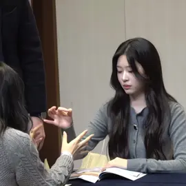 the way she takes letters from mingdles 🥺 #minju#kimminju
