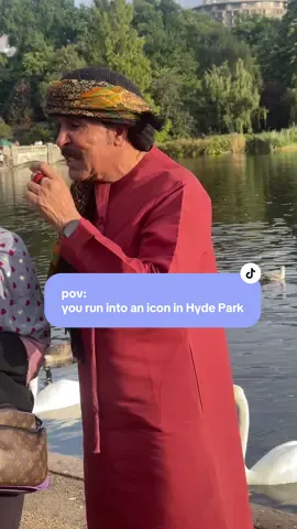 Not me casually strolling through Hyde Park only to find this beautiful soul @عبدالله بالخير 💯⭐️🇦🇪 #uaelifestyle #ArabTikTok #hydepark 