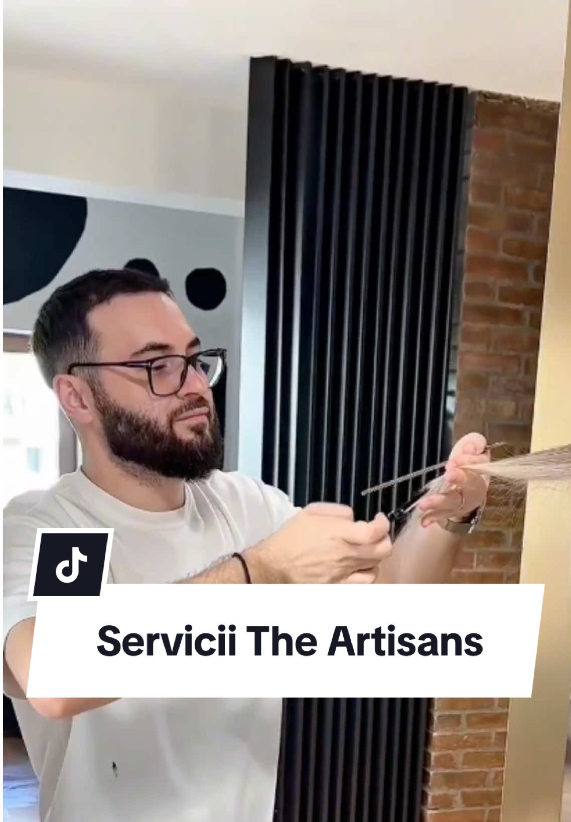 La The Artisans vii pentru păr, dar rămâi pentru atmosferă. E genul de loc în care te simți ca acasă, dar cu un touch de lux. Unde te răsfeți, te relaxezi și îți amintești cât de bine e să ai grijă de tine. Nu e doar despre balayage sau tratamente, e despre oameni, zâmbete, miros de cafea bună și detalii care contează. Dacă n-ai fost încă la noi, e momentul perfect să ne cunoști. Cine știe? Poate devine locul tău preferat. Te aștept la salonul nostru din București cu multe tips and tricks pentru un păr frumos și sănătos! 👉🏻 theartisans.ro ✂️ / 0736 227 577 📞 . #haircare #mihaidespina #hairtips #balayage #transformare @Davines @Ethics Beauty 