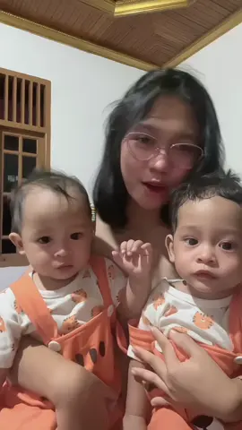 gantengnya bunda lepek banget banyak keringat 🤣#masyaallahtabarakkallah #fyp #baby #bayigemes #kembar 