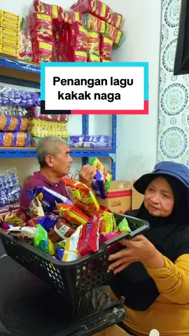 Pantang lagu kak naga lalu..  atok ngan nenek tetiba goyang sama..hahaha #atokjajan #jajanantiktok #jajanviral #atok #malaysia 