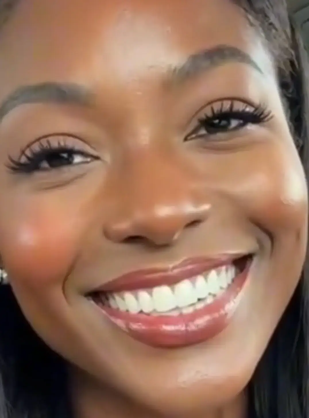 What a beautiful Queen and smile! 😊☺️❤️🫶🤎💪💋