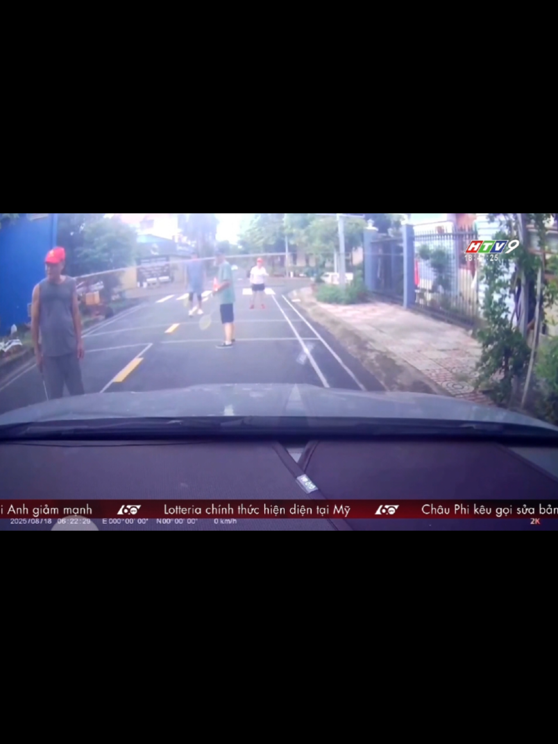Nhóm người giăng lưới trên đường trong khu dân cư đánh cầu lông 🏸 Nguồn : chương trình 60s #hastag  #xuhuong  #2025 