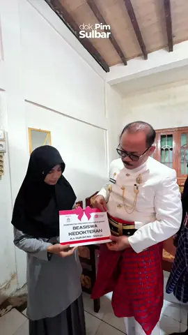 Sentuhan Peduli! Di Hari Kemerdekaan Gubernur Sulbar Suhardi Duka Beri Beasiswa untuk Anak Berprestasi & Kurang Mampu  #gubernursulbar #beasiswa #suhardiduka #dokpimsulbar #kemerdekaan  