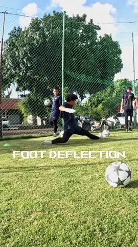 Foot deflection. We believe that this skill can be very useful in short-range shots, where the goalkeeper has minimal time to react, the shot is powerful, and the leg covers the distance closer to the ball than the hand, which has to move from top to bottom. key details:  — Keep eyes focused on the ball as long as you can.; — Try to touch the ball with the inside of your foot, as if you’re making a one-touch pass (it’s important to deflect the ball sharply into a safe area on a wing to avoid a rebound).; — Stretch your toes and slide your heel across the grass to avoid getting your spikes stuck in the grass and to extend your leg as much as possible; — If you have time and need to, push with your opposite leg to cover a larger area and extend your leg further.;  — Lean your body back as you extend your leg to reduce the strain on your back thigh and allow you to extend your leg. #goalkeepercoach #latihankiper #goalkeepercoaching #torwarttraining #porteiro 