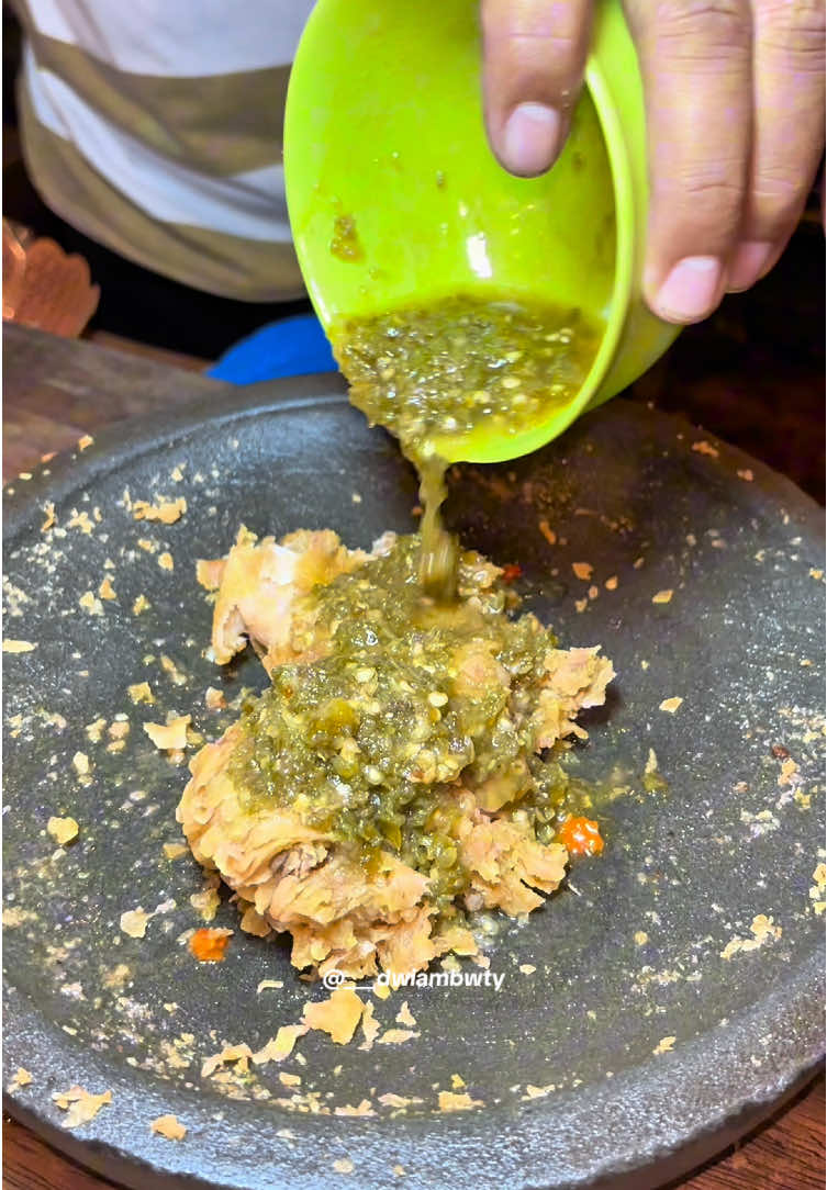 Andalannya AYAM GEPREK di Polewali 🤤😋🔥 📍Jl. Anoa Manding, pas depan kodim 1402 🏠 AYAM GEPREK ANOA 🕒 08.00 - 00.00 WITA #promomakanmerdeka #fyp #kuliner #ayamgeprek #ayamgeprekviral 