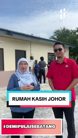 Alhamdulilah, terima kasih Kerajaan Negeri Johor di atas kelulusan dan inisiatif yang diberikan kepada salah seorang pemohon bagi Rumah Kasih Johor (RKJ) yang sebenarnya permohonan ini sejak tahun 2018 lagi. Atas usaha dedikasi penghulu, ketua kampung serta pengurusan Pejabat Daerah Pontian, alhamdulilah pemohon sudah menerima rumah baru untuk beliau sekeluargq.  Terima kasih Kerajaan Negeri Johor Terima kasih Menteri Besar Johor Terima kasih PKPJ  @Onn Hafiz @MEDIA DIGITAL JOHOR @Jafni Shukor @PKPJ OFFICIAL   #demipulaisebatang #bangsajohor #majujohor #fyp #yangberkhidmat 