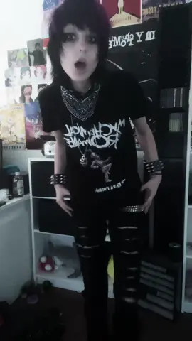 Jag tog inspo för byxorna från Nora i love her #emo #dåligisolering #ilovemybf #frerard 